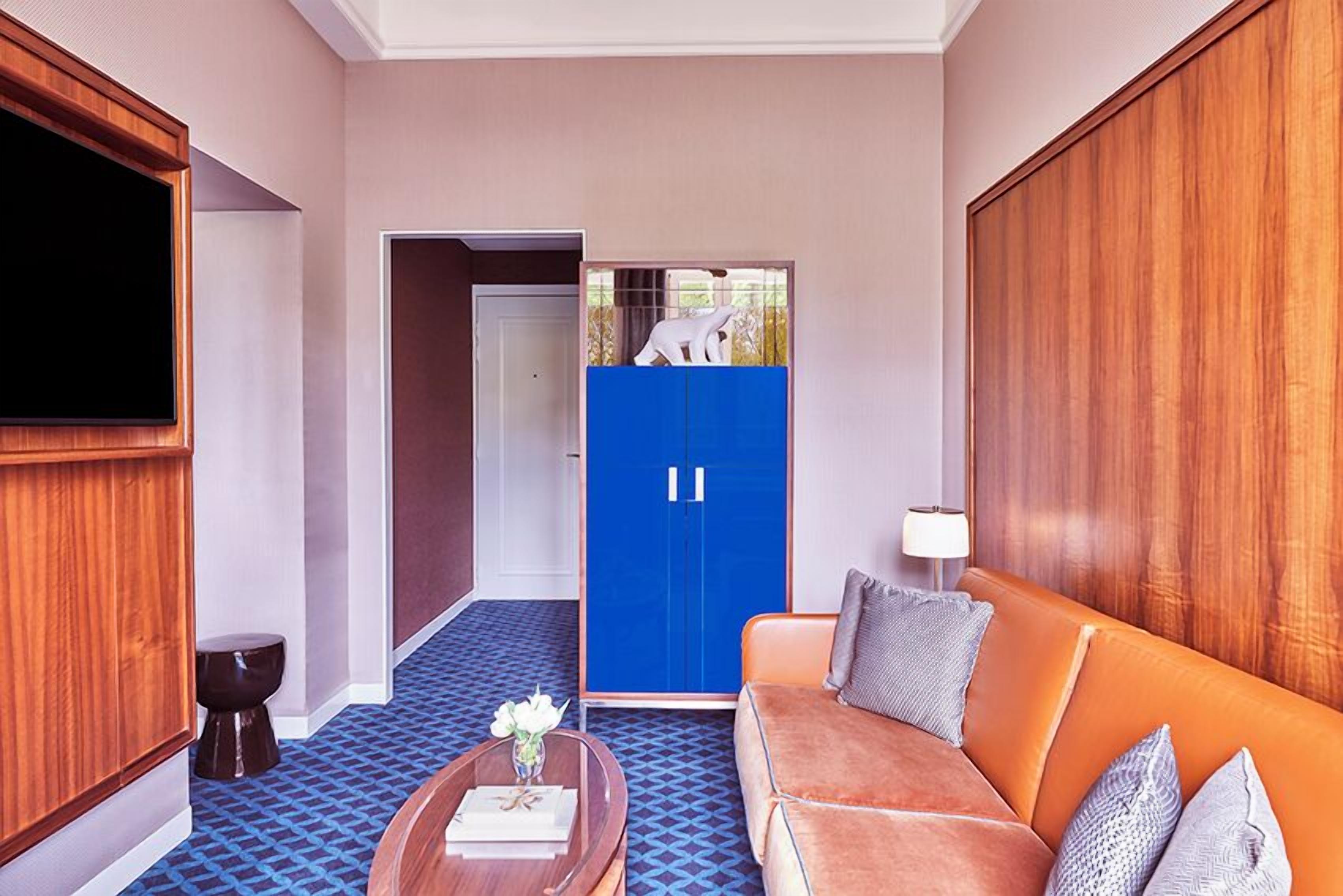 junior suite prestige | living area | flat-screen tv