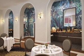 Tägliches Frühstücksbuffet (38 EUR pro Person)