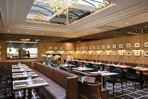 2 nhà hàng, phục vụ bữa trưa, bữa tối, món Pháp 