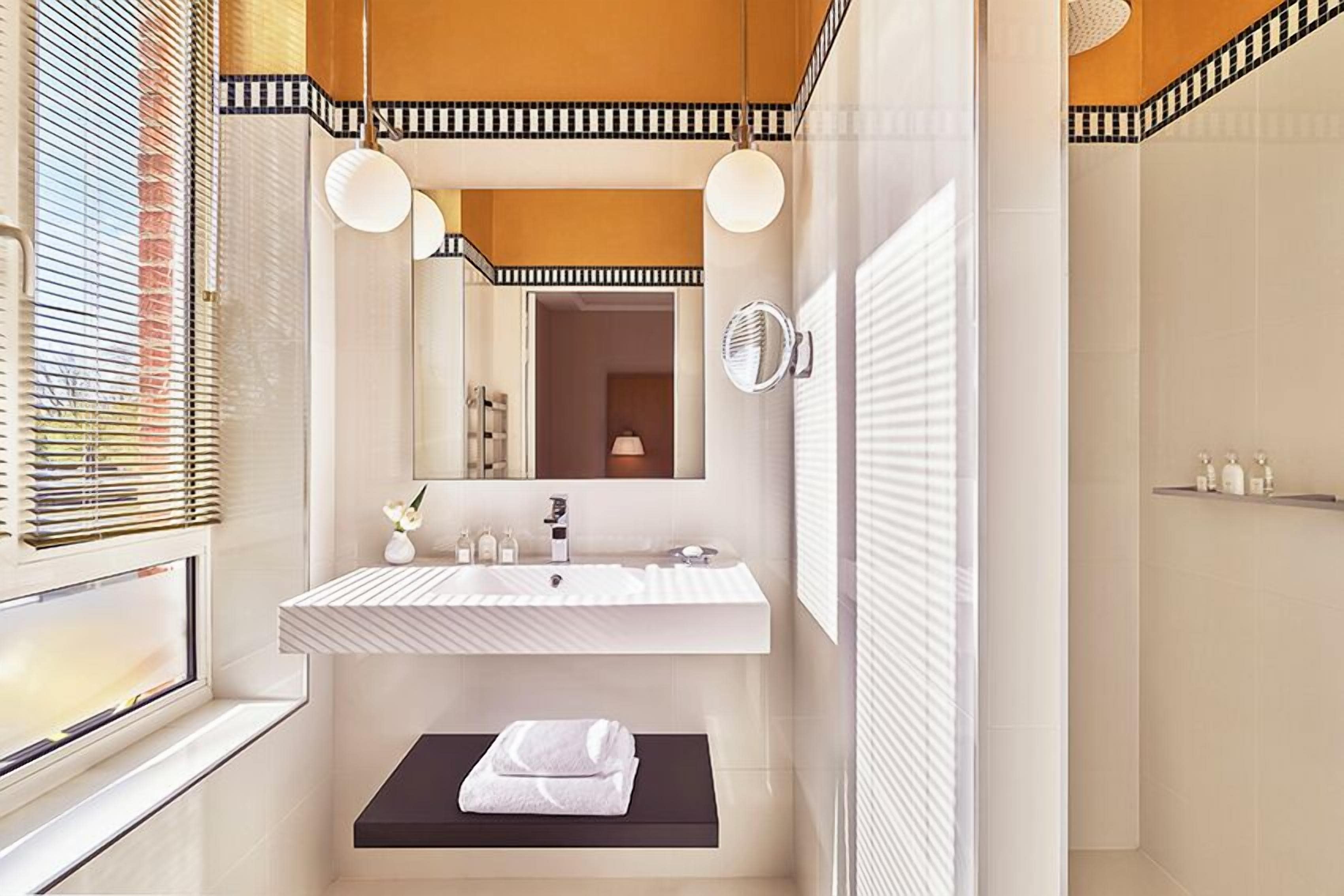 chambre double deluxe | bathroom | free toiletries, hair dryer, bathrobes, slippers