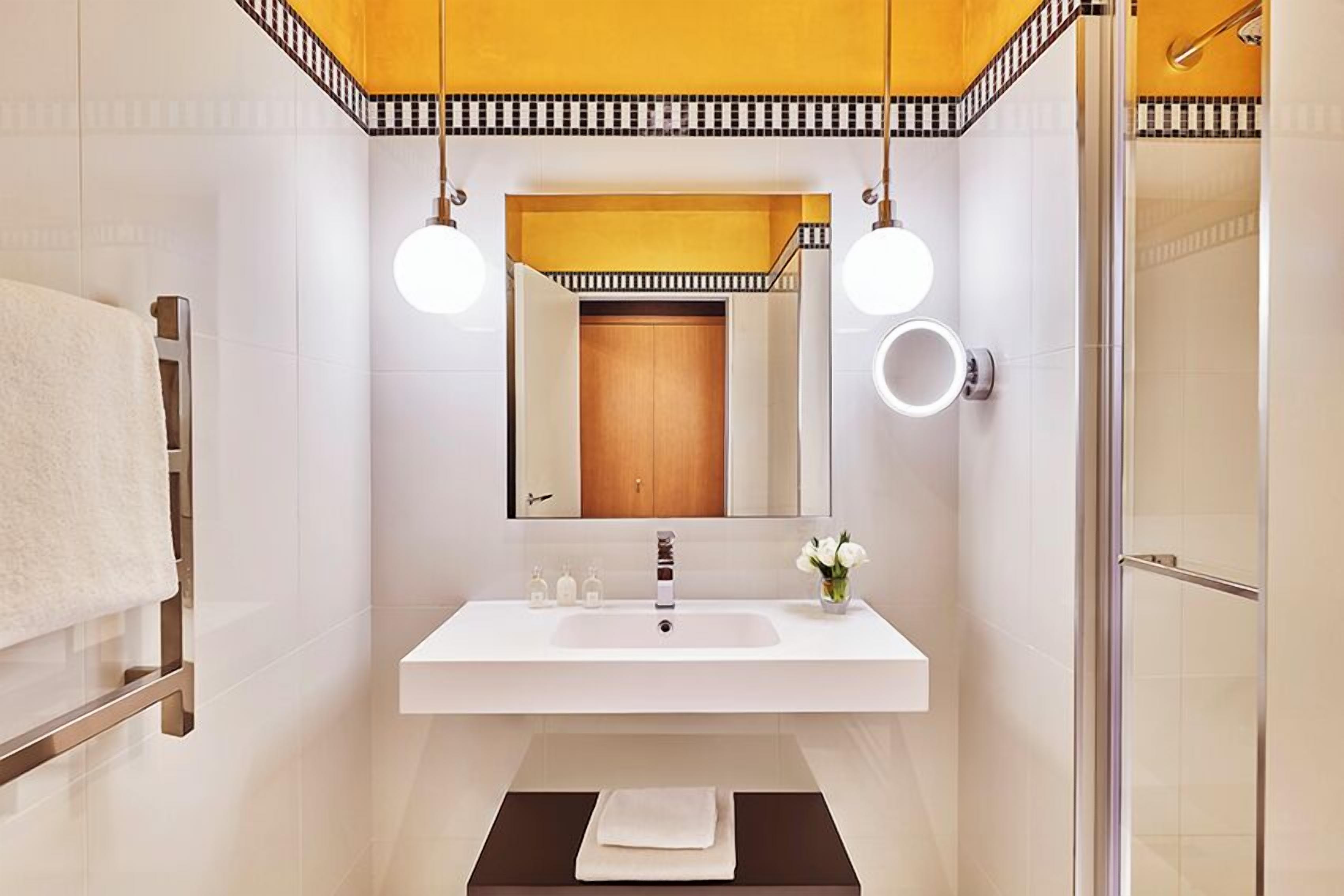 superior double room | bathroom | free toiletries, hair dryer, bathrobes, slippers