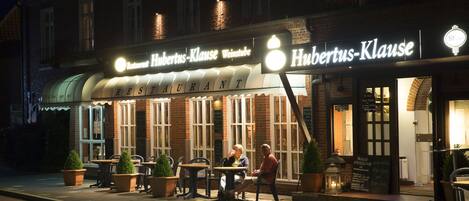 Voorkant accommodatie - avond/nacht