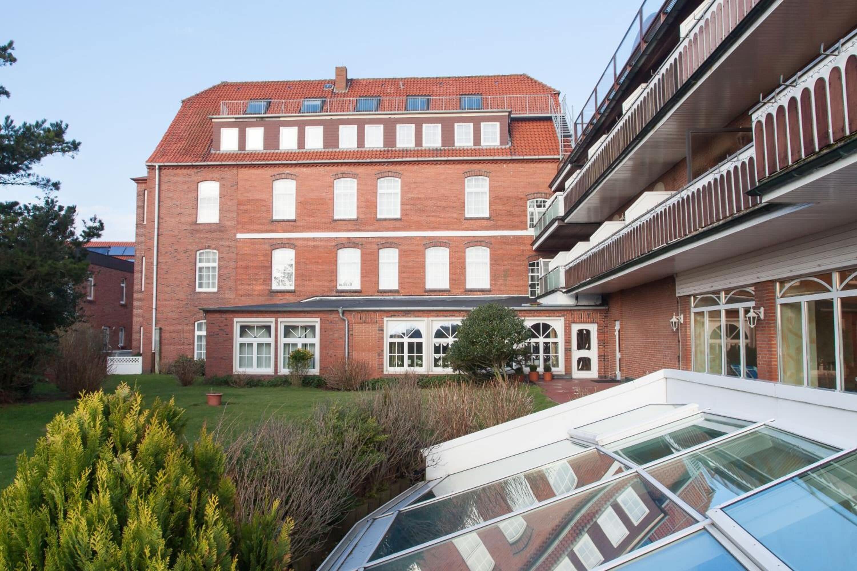Ein Gebäude aus roten Ziegeln mit vielen Fenstern und einem flachen Dach.