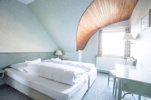 Minibar, in-room safe, desk, iron/ironing board - Nordseehotel Freese (Juist)