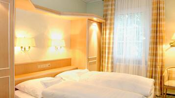 Minibar, Zimmersafe, Schreibtisch, Bügeleisen/Bügelbrett