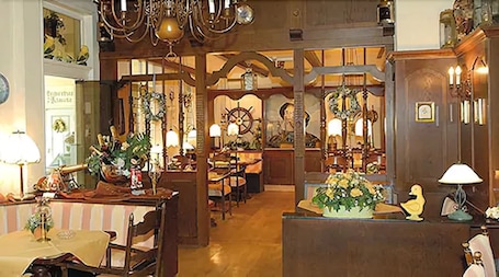 Se sirven cenas y cocina local e internacional