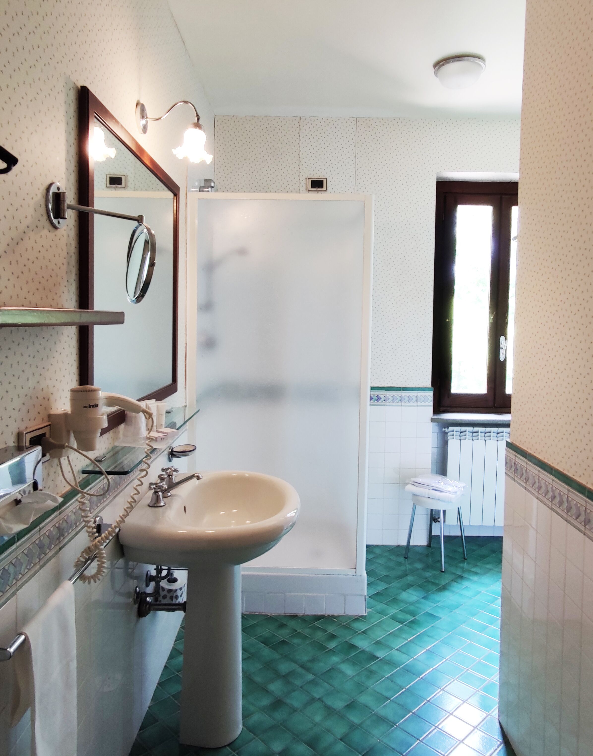 classic double room, balcony | bathroom | free toiletries, hair dryer, bidet, towels