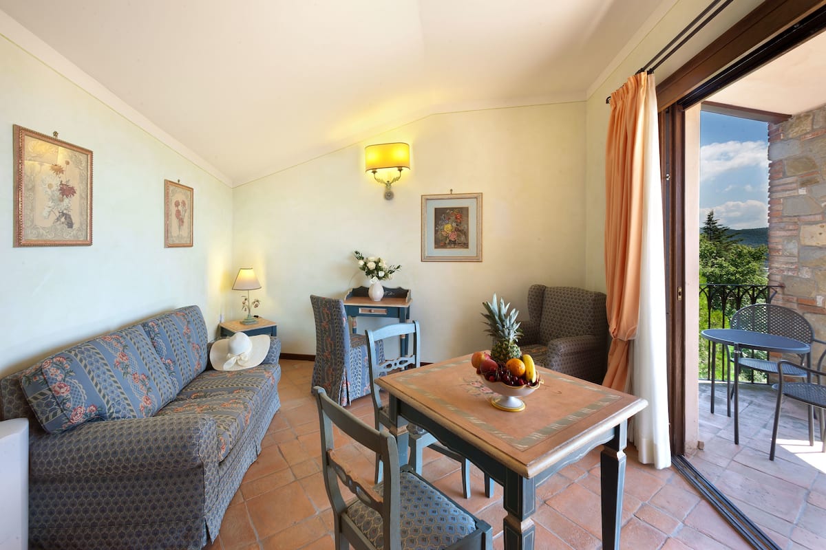 2 bedrooms, minibar, in-room safe, desk