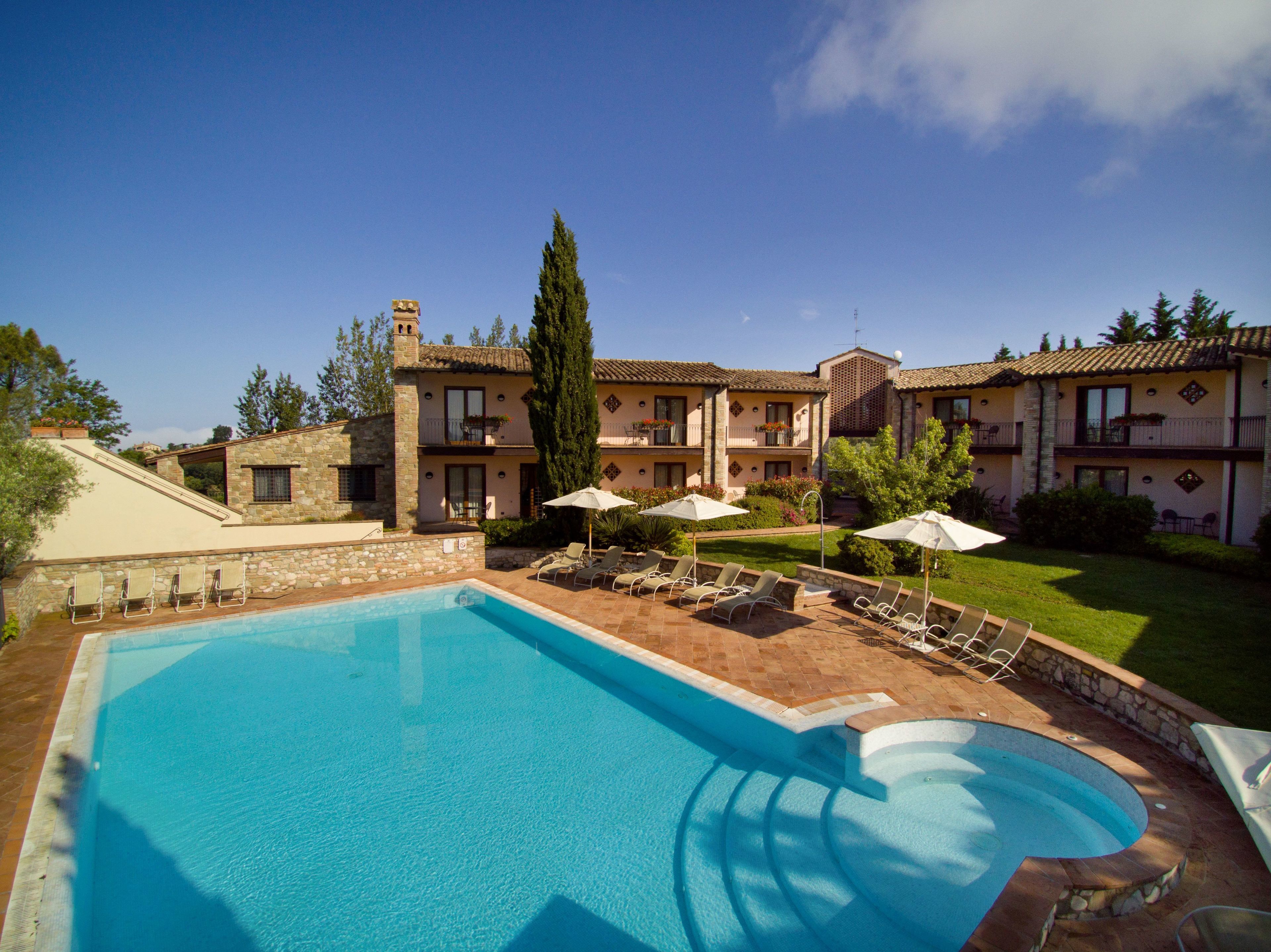 2 outdoor pools, open 9:00 am to 7:00 pm, pool loungers