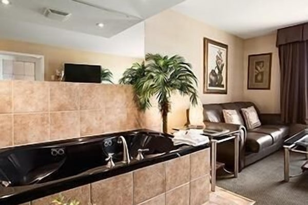 Biancheria da letto di alta qualità, una scrivania, postazione laptop