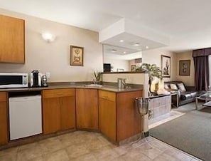 Luxe beddengoed, een bureau, een laptopwerkplek