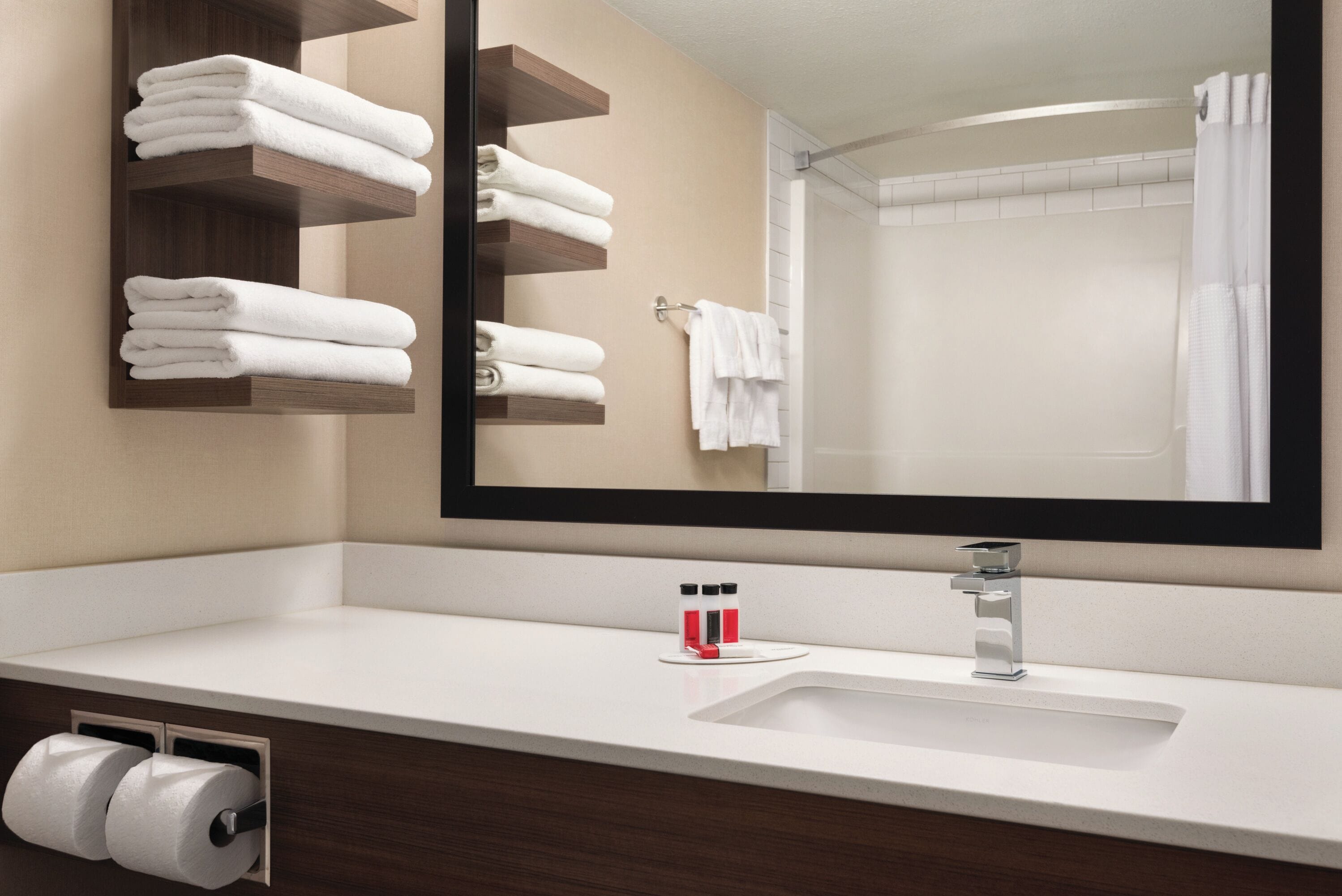 combined shower/bathtub, hair dryer, towels