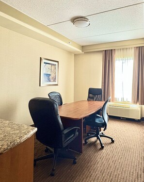 Business Suite, 1 King Bed with Sofa bed, Non Smoking | In-room dining