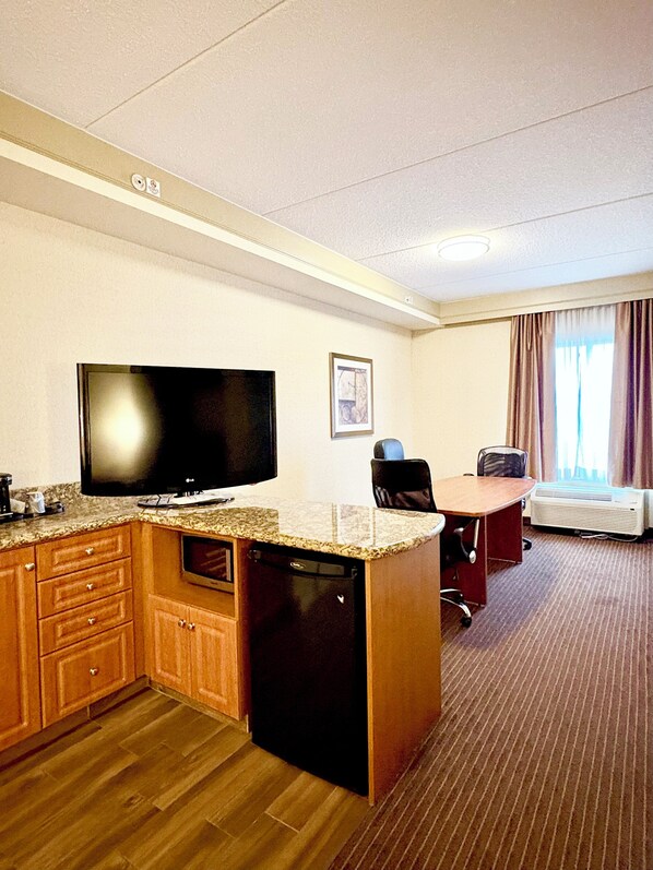 Suite – business, 1 kingsize-seng med sovesofa, ikke-røyk | Oppholdsområde | En 42-tommers LCD-TV med kabel-kanaler samt TV