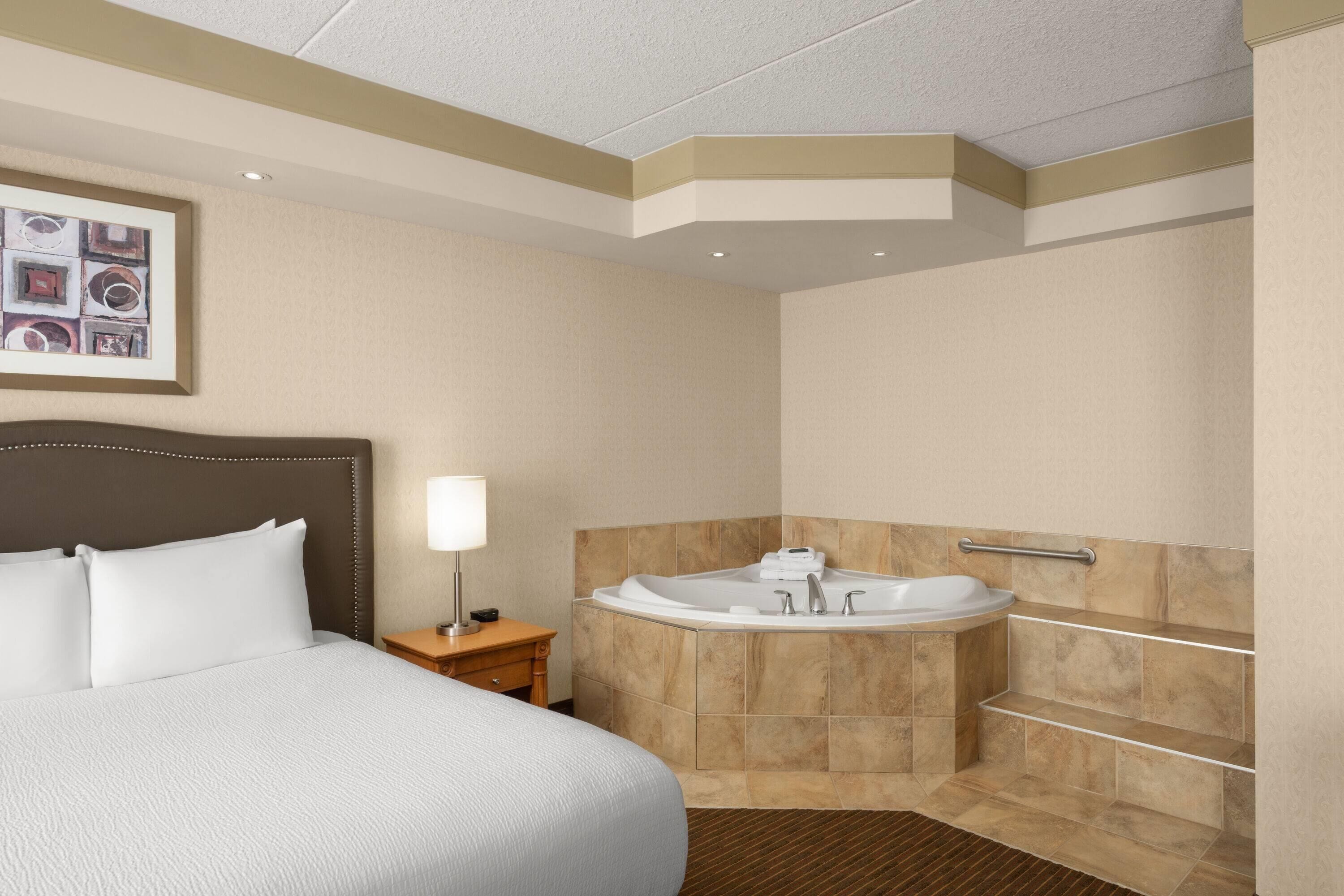 Suite, 1 très grand lit et 1 canapé-lit, non-fumeurs | Baignoire à jets
