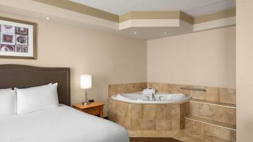 Suite, 1 très grand lit et 1 canapé-lit, non-fumeurs | Baignoire à jets