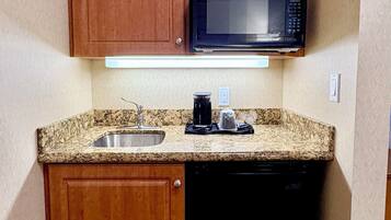 Een magnetron, een koffiezetapparaat/waterkoker