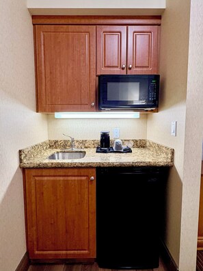 Microondas y cafetera y tetera 