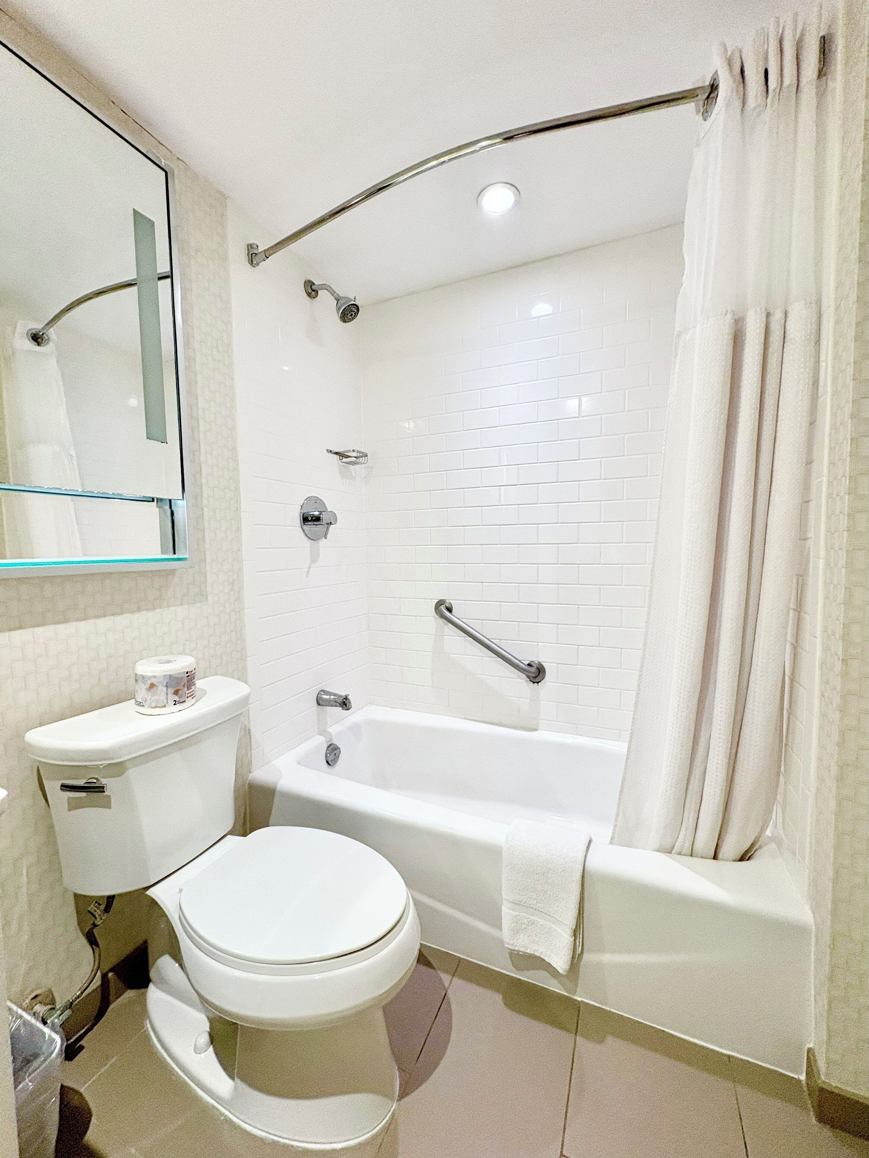 Un bagno con WC, lavandino e vasca da bagno.
