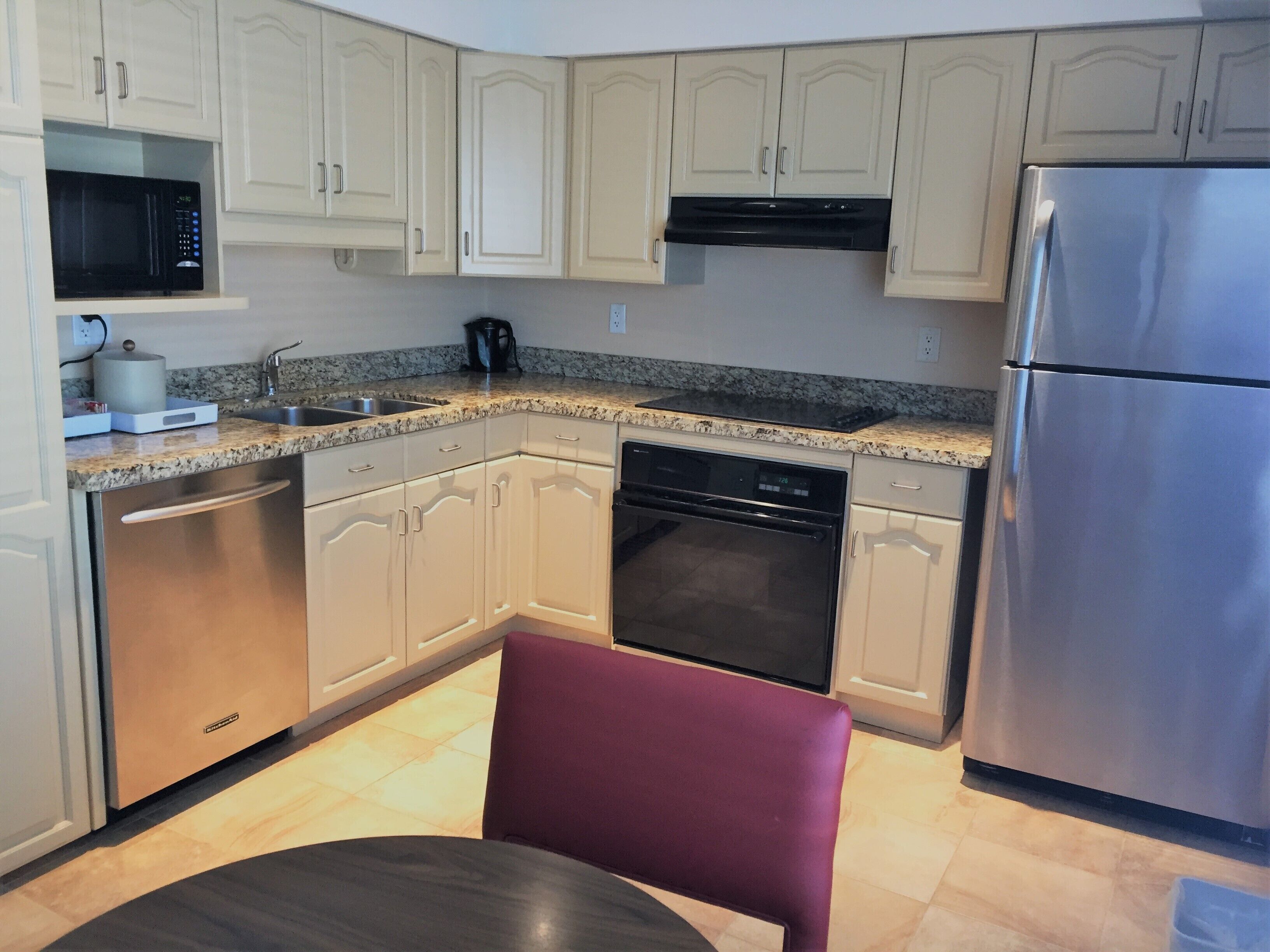 Apartment, 1 King Bed with Sofa bed, Non Smoking (Suite) | Private kitchen | Microwave, coffee/tea maker