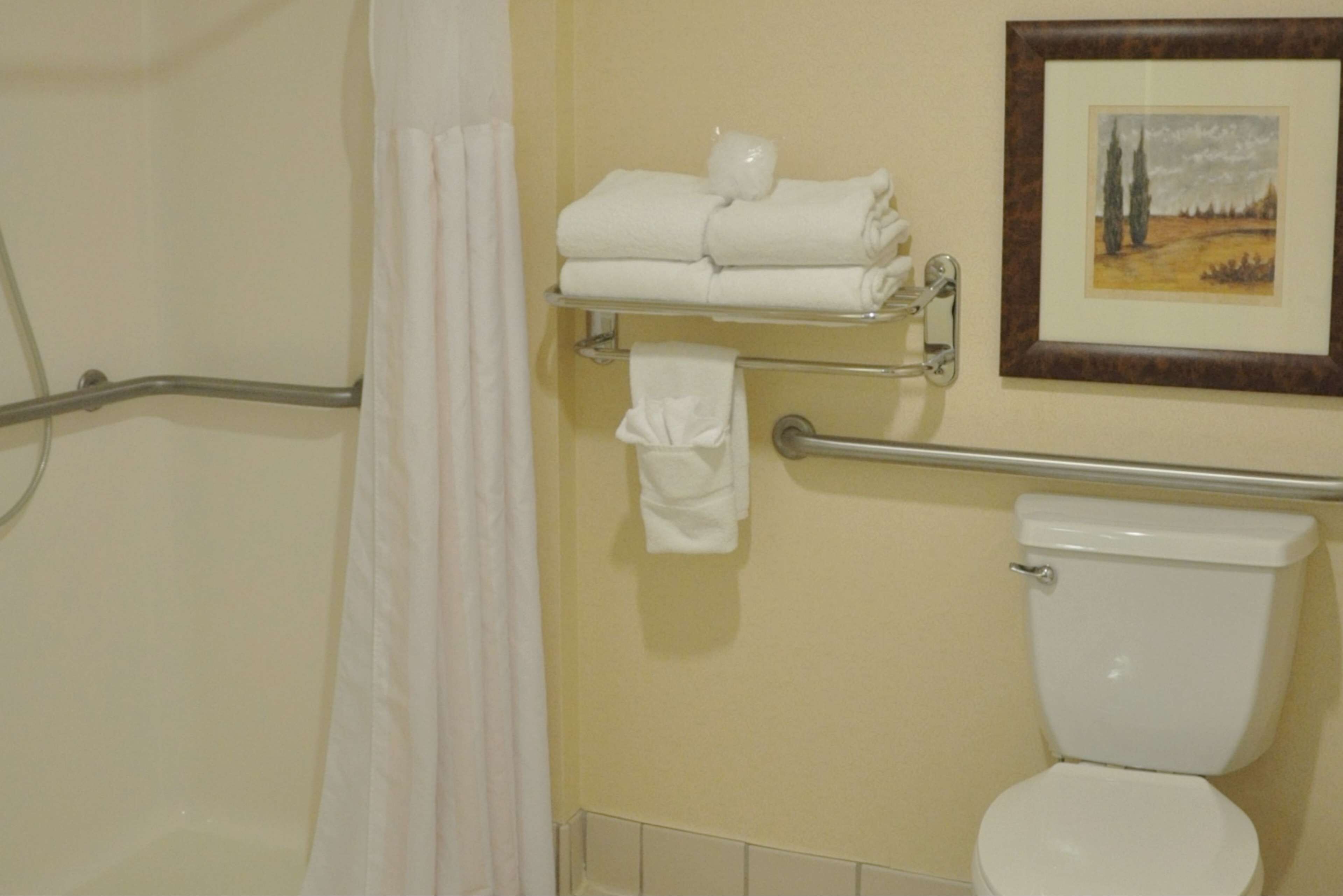 Room, Accessible | Bathroom | Combined shower/tub, free toiletries, hair dryer, towels