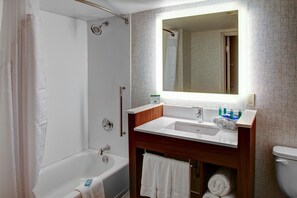 Een aparte badkuip en douche, een bubbelbad, een regendouche
