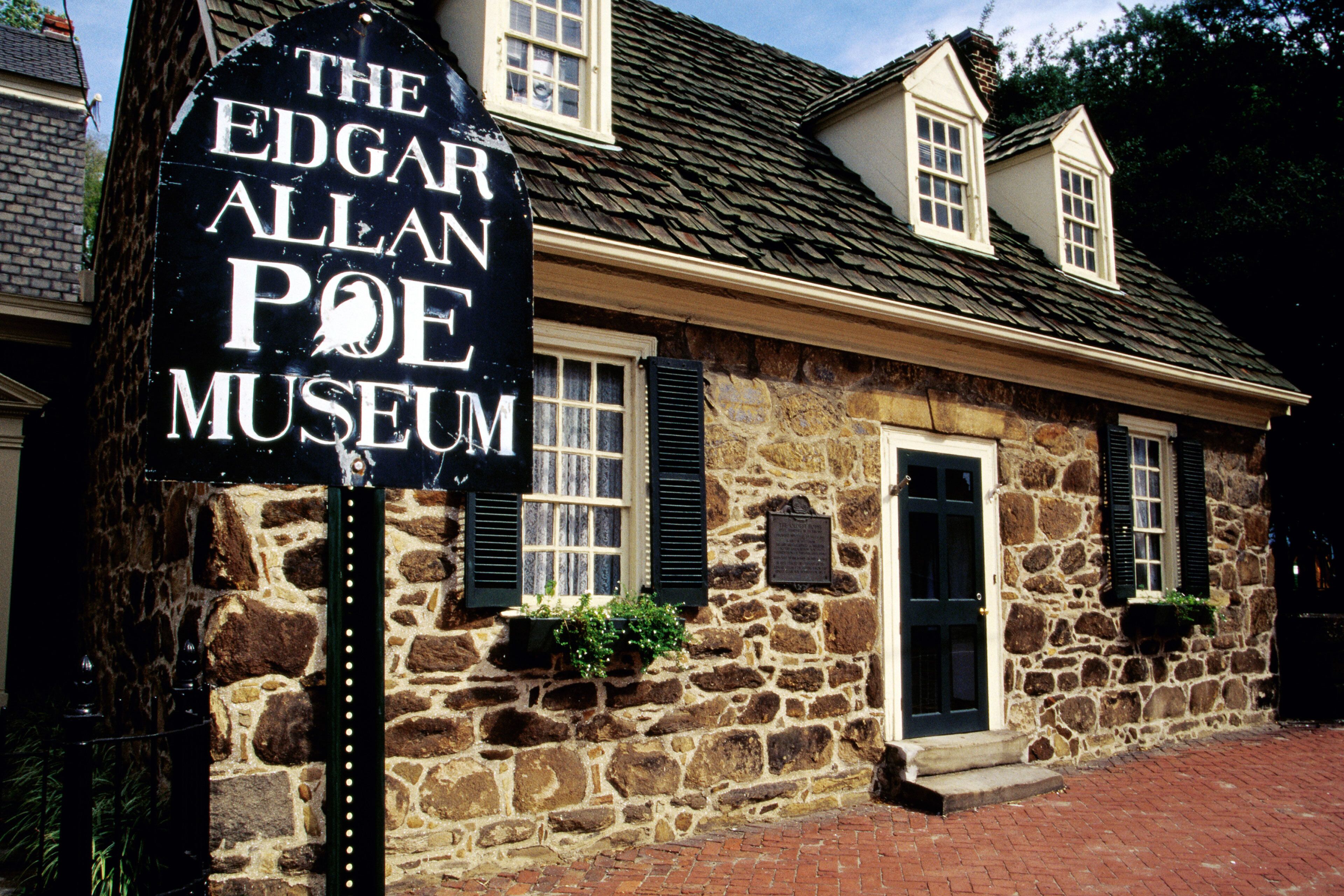 Un edificio de piedra con un cartel que indica el Museo Edgar Allan Poe.
