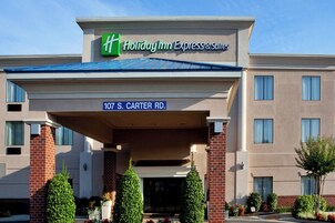 Edificio de Holiday Inn Express & Suites con un letrero claro que indica la dirección 107 S. Carter Rd.