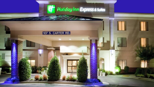 Edificio de Holiday Inn Express & Suites con un cartel que indica la dirección 107 S. CARTER RD.