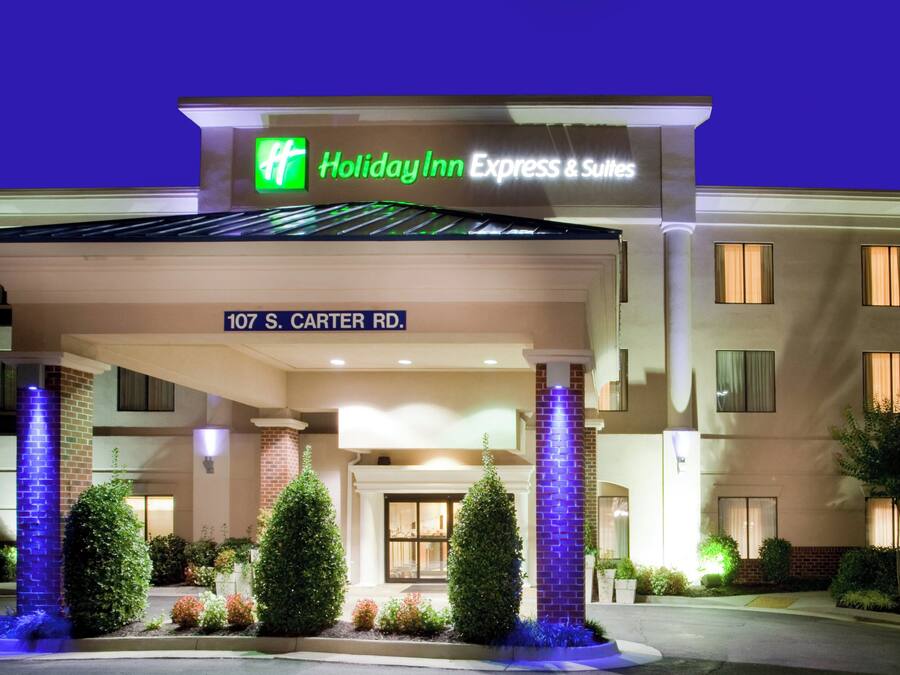 Holiday Inn Express & Suites -hotellin rakennus, jonka selkeästä kyltistä näkyy osoite: 107 S. CARTER RD.