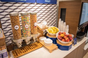 Free daily buffet breakfast  - Holiday Inn Express & Suites Elkhart by IHG (Elkhart)