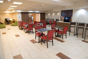 Free daily buffet breakfast - Holiday Inn Express & Suites Elkhart by IHG (Elkhart)