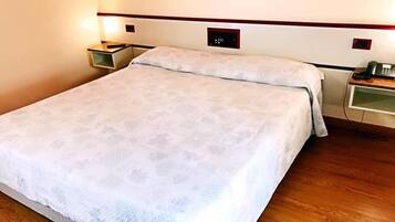 Chăn bông, minibar, két bảo mật tại phòng, bàn