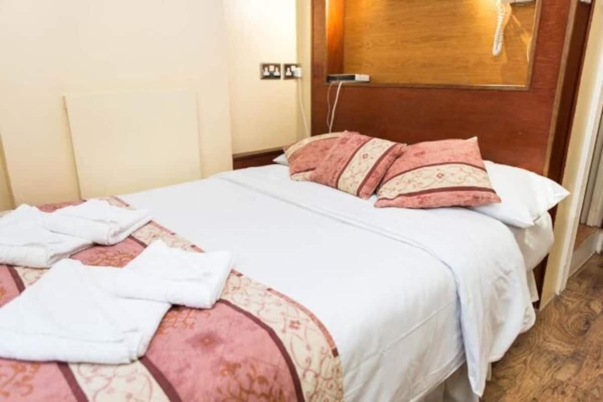 In-room safe, free WiFi, bed sheets