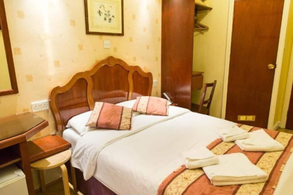 In-room safe, free WiFi, bed sheets