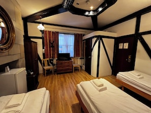 Quarto triplo | Cofres nos quartos, Wi-Fi de cortesia, roupa de cama