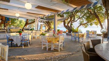 Petit déjeuner, déjeuner et dßner servis sur place, vue sur la plage