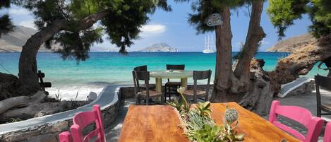 Frokost, lunsj og middag serveres, greske retter, utsikt mot stranden