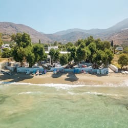 Plage, chaises longues