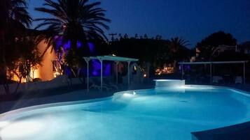 Piscine extérieure, parasols de plage, chaises longues