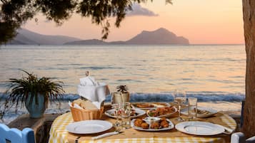 Café da manhã, almoço e jantar; culinária grega, vistas para a praia
