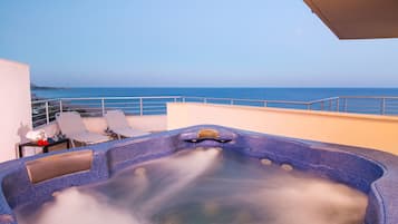 Suite Présidentielle, bain à remous, vue mer | Baignoire à jets