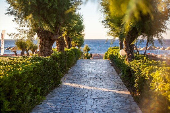 Aan een privéstrand, ligstoelen, parasols, strandlakens