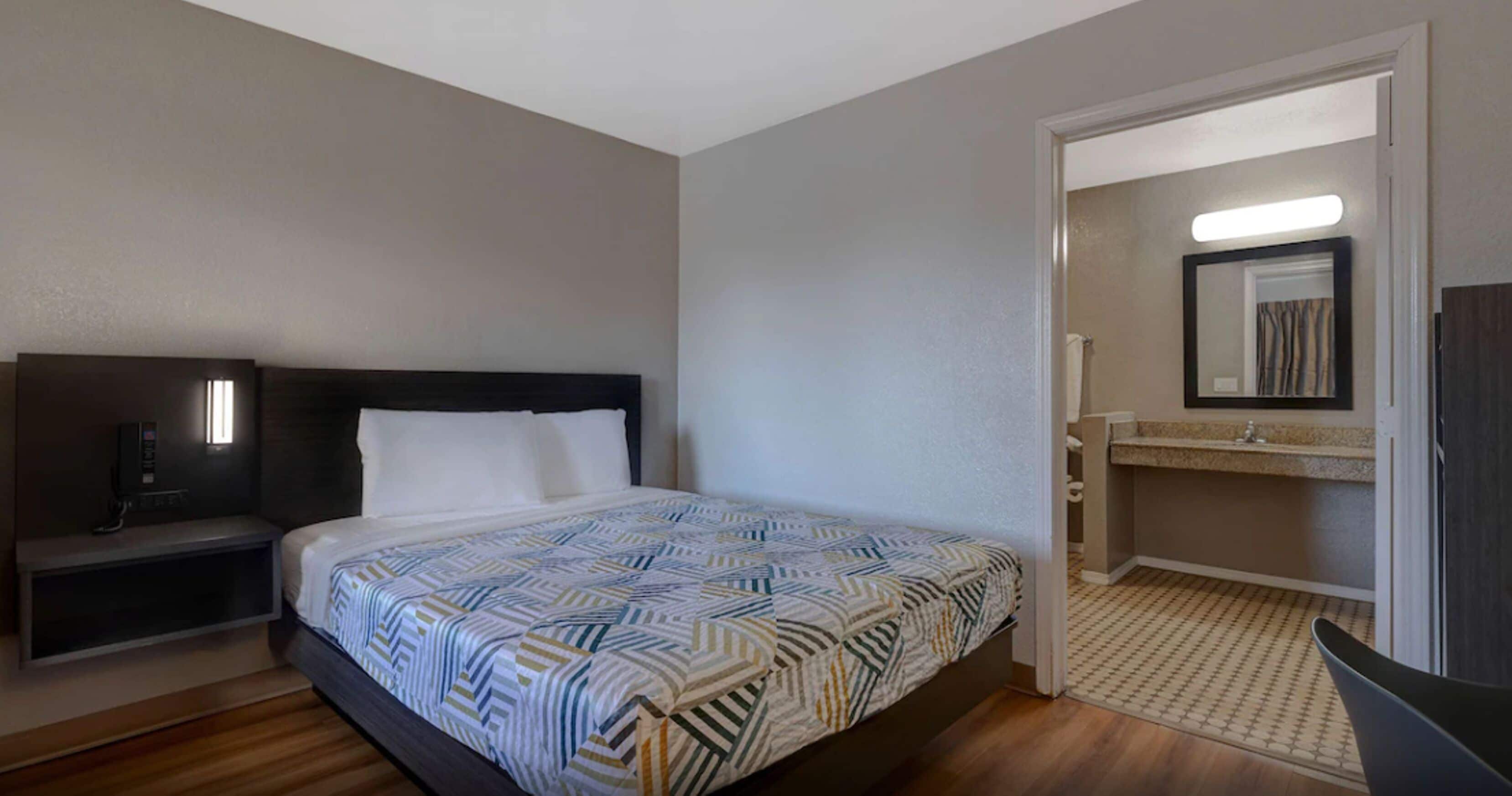 واي فاي مجانًا وملاءات أسرّة