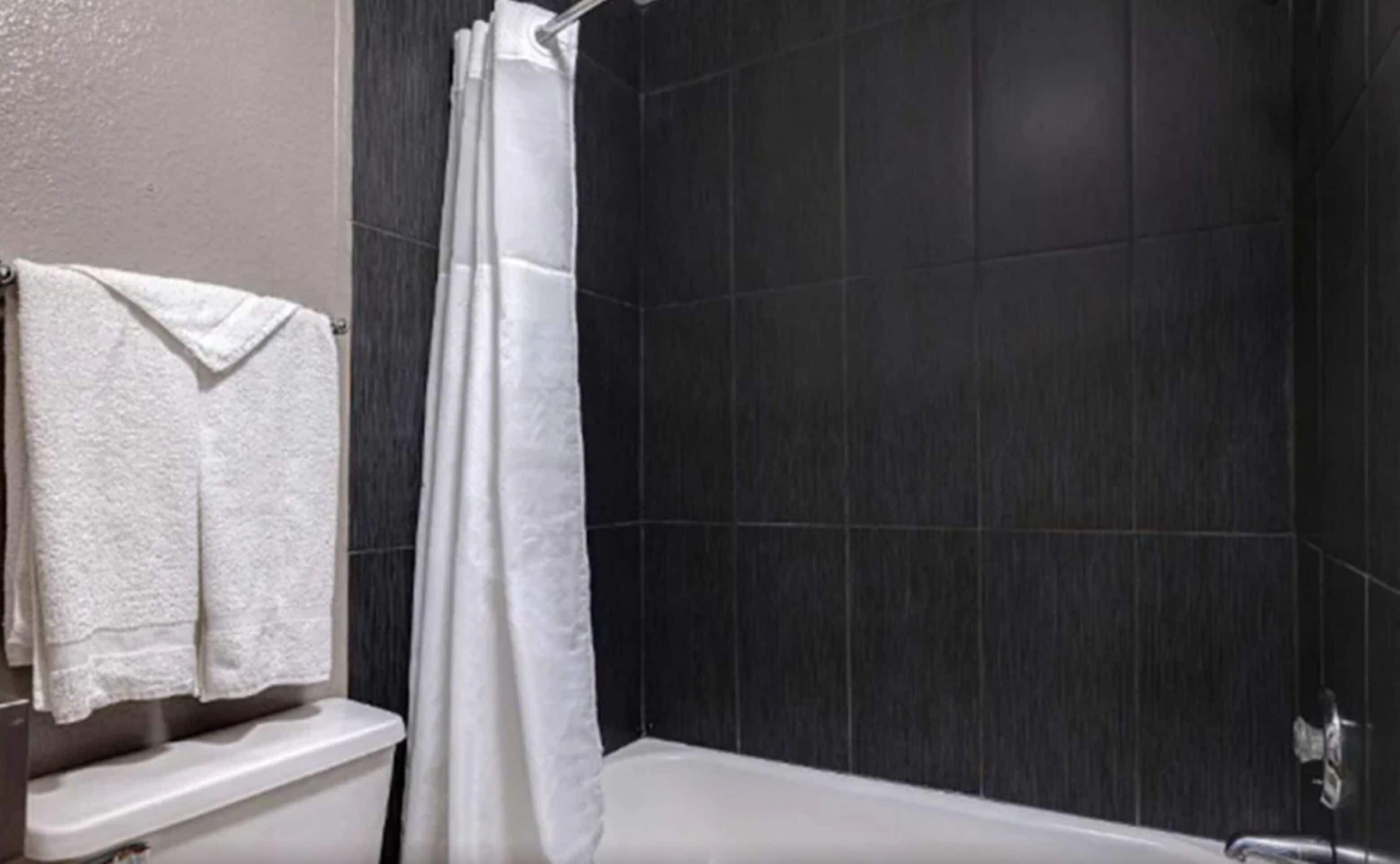 Combined shower/bathtub, towels
