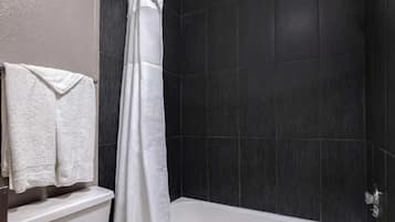 Combined shower/bathtub, towels