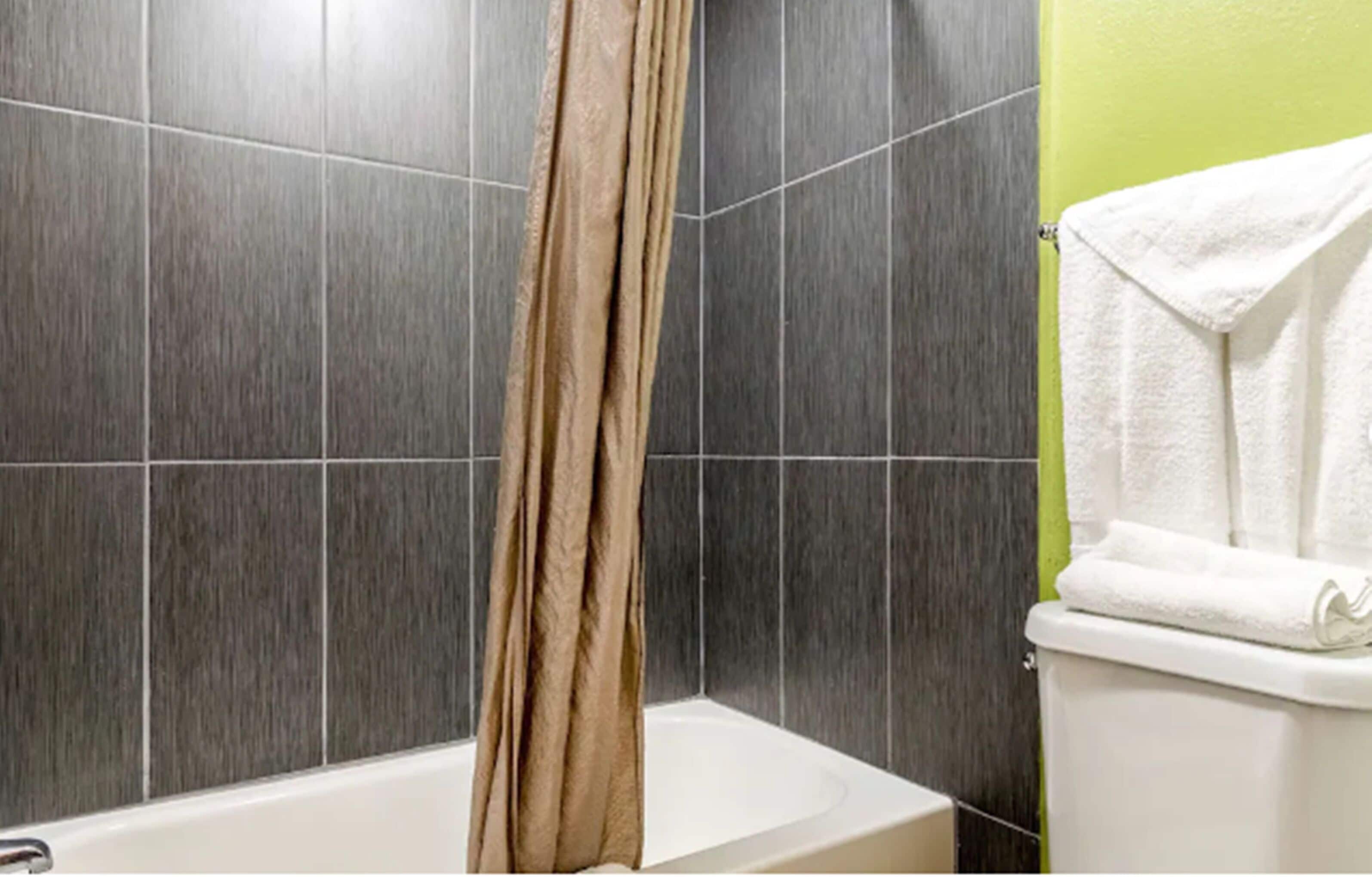 وحدات دش مع أحواض استحمام، مناشف