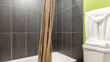 Combined shower/tub, towels