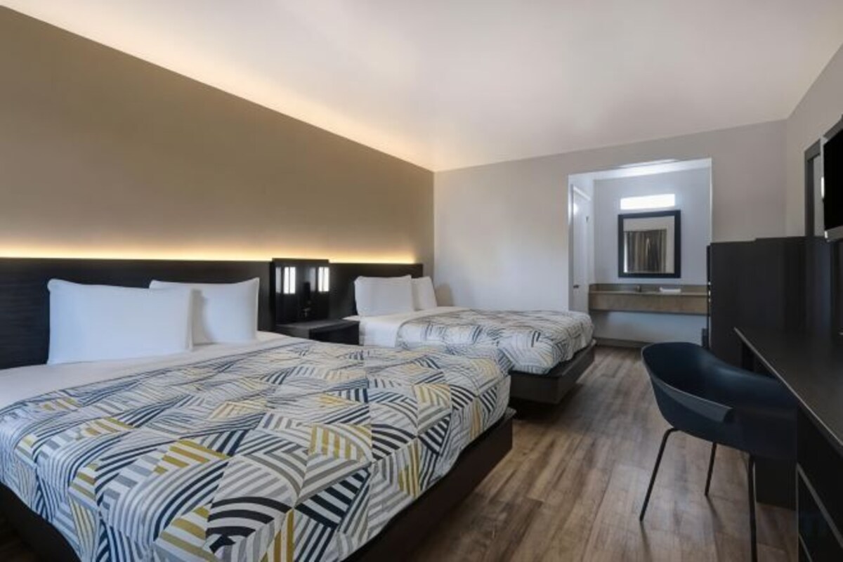 2 Queen Beds, Smoking, Refrigerator&Microwave