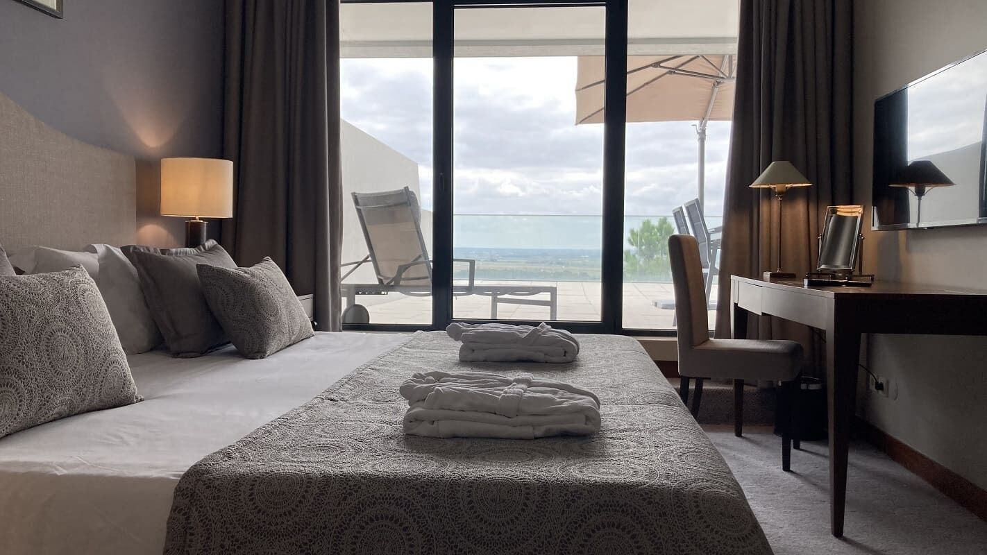 Phòng Suite Superior, 1 giường cỡ queen | Minibar, két bảo mật tại phòng, bàn 